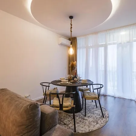 Near Iulius Mall With Balcony & Private Parking شقة تيميشورا